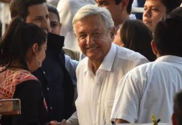 AMLO recibe emotivo regalo de dos metros en Veracruz