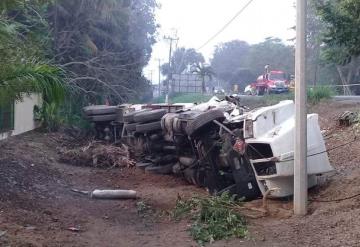 Huachicoleros vuelcan pipa robada sobre la carretera Cárdenas-Comalcalco