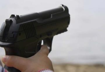 Encontró una pistola bajo el colchón y le disparó a su madre que está embarazada