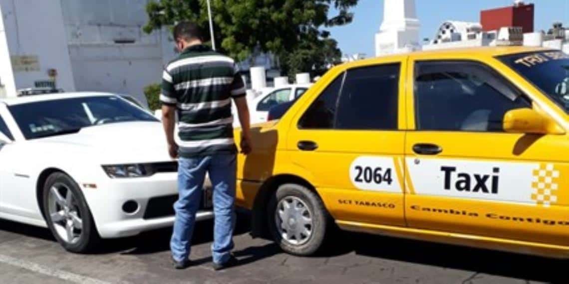 ¿Y quién tuvo la culpa? Camaro y taxi chocan en Av. 27 de Febrero