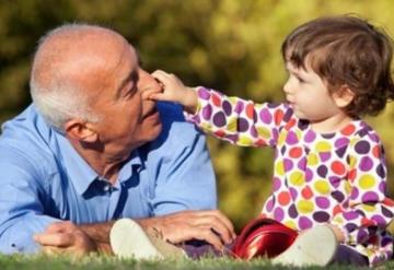 Abuelos podrían cobrar por cuidar de sus nietos; gobierno abre la posibilidad