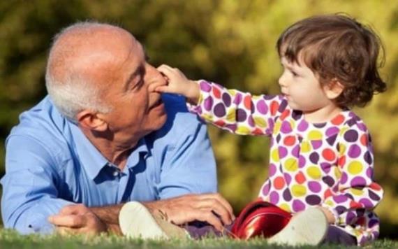 Abuelos podrían cobrar por cuidar de sus nietos; gobierno abre la posibilidad