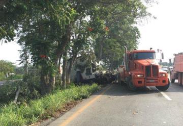 Se accidenta conductor de un tráiler en la carretera Cárdenas a Villahermosa y pierde la vida