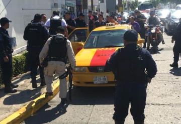 DE ÚLTIMO MOMENTO: Comando armado asalta a mujer a bordo de un taxi a las afueras de Banamex