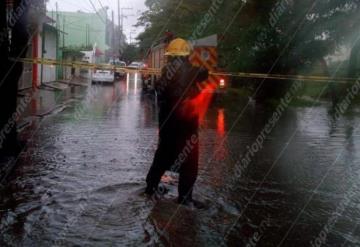 Cierran calles en colonias de Villahermosa por encharcamientos