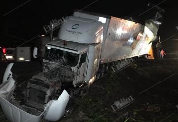 Trailero pierde el control y se sale de la carretera Villahermosa a Cárdenas