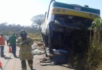 Son 6 los muertos y 32 heridos tras volcadura de un autobús en carretera a Campeche