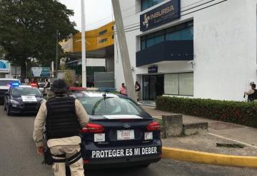 Comando armado asalta a dos cuentahabientes en banco de 27