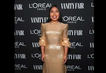 Convierten a Yalitza en estatuilla del Oscar en blanco y negro