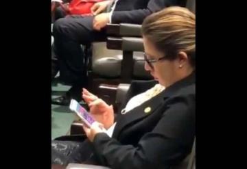 Graban a diputada de Morena jugando ´Candy Crush´ en su teléfono en plena sesión