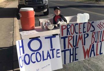 Niño vende chocolates para así ayudar a Donald Trump a construir el muro