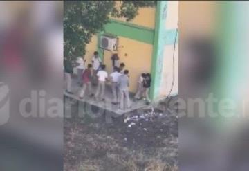 Captan pelea dentro de secundaria en Villahermosa; denuncian omisión de la directora