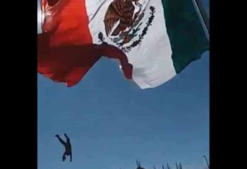 Soldado se enreda al momento de izar la bandera y cae estrepitosamente