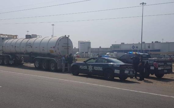 Decomisa Policía Federal pipa con 33 mil litros de hidrocarburo y detiene a tres personas