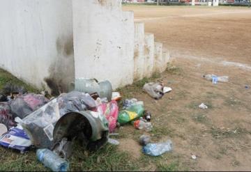 Así lucen los parques en Villahermosa, cubiertos de basura