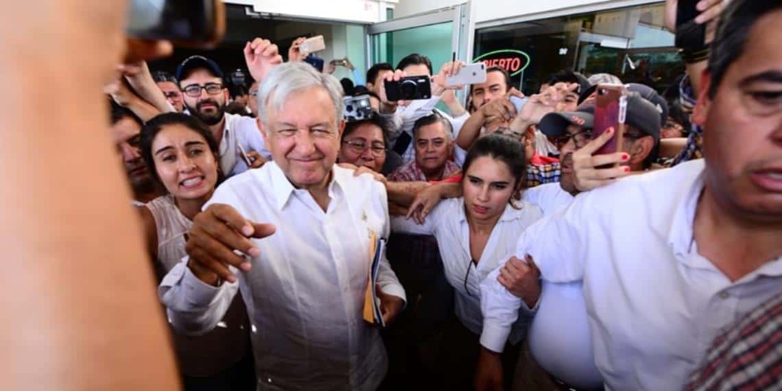 FOTOGALERÍA | Así recibieron a Andrés Manuel López Obrador en el aeropuerto de Villahermosa