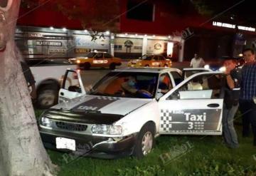 Taxista sufre desmayo en plena circulación; se impactó contra un árbol