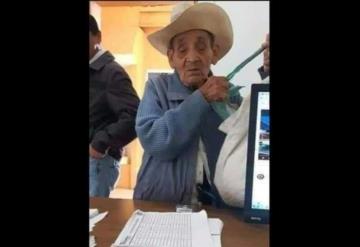 Abuelito pagó su acta de nacimiento con tres manojos de cilantro