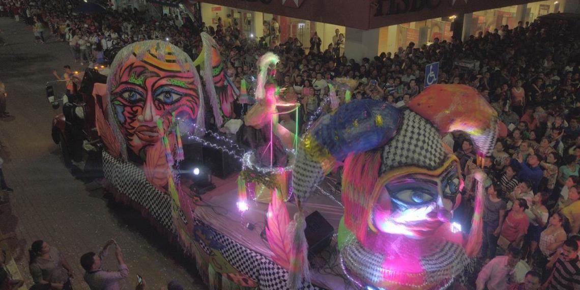 Comalcalquenses disfrutan su primer desfile de carros alegóricos en el #CarnavalComalcalco2019