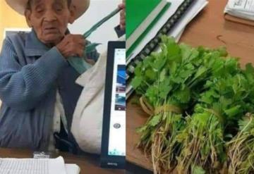 Abuelito pagó con cilantro su acta de nacimiento porque no tenía dinero