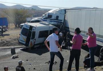 VIDEO: Momento exacto en que trailer choca contra combi de pasaje hay 8 lesionados