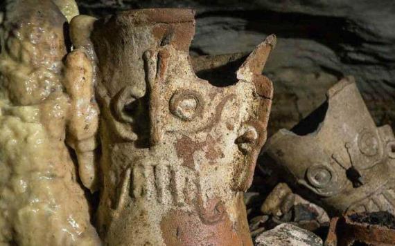 Encuentran cueva en Chichén Itzá con recipientes de cerámica casi intactos