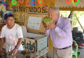 AMLO disfruta de una agüita de coco y dice no al uso del popote