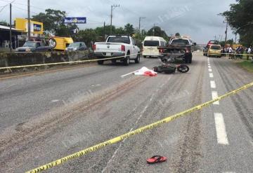 ¡Que miedo! Hombre causa terror al tomarle foto a un muerto que estaba vestido igual que él