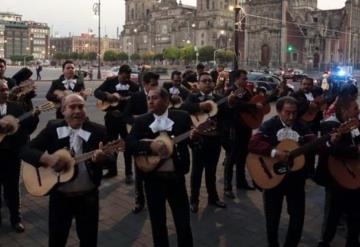 Mariachis llevan serenata a AMLO a Palacio Nacional 