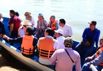 Titular de SEMARNAT recorre los bitzales en Macuspana, asegura atenderán mortandad de manatíes