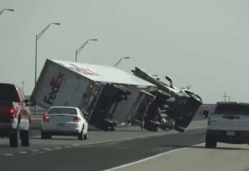 VIDEO: Trailers vuelcan en carretera por fuertes vientos