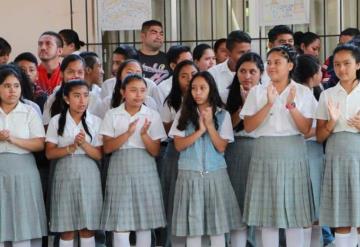 Entregan más obras para la educación de los niños en Comalcalco