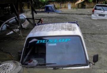 Contabilizan al menos 50 muertos por inundaciones en Indonesia