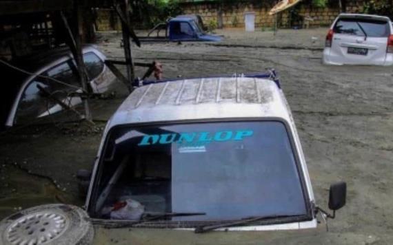Contabilizan al menos 50 muertos por inundaciones en Indonesia