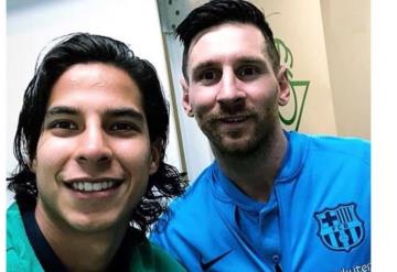 El tabasqueño Diego Lainez presume foto con Lionel Messi