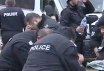 ¿Karma?: Policías lanzan gas pimienta a manifestantes y el viento se los regresa