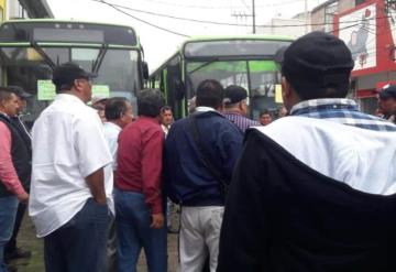 Choferes del Transbus se manifiestan en calle Constitución, exigen pago de quincenas