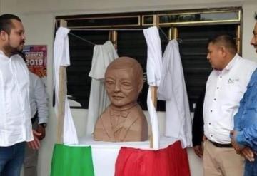 Develan busto de Benito Juárez y lo comparan con ET; se vuelve viral con memes