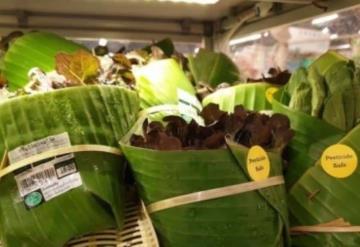 Supermercado dice adiós a las bolsas de plástico; ahora usan hojas de plátano