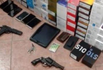 Detienen a 5 en Comalcalco, los atraparon con armas y más de 100 celulares