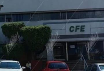 Delincuentes asesinan a vigilantes dentro de oficinas de CFE para saquear cajeros y caja fuerte