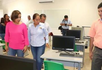 Invierten en equipo tecnológico para educación en Comalcalco