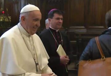 Papa Francisco quita la mano cuando fieles intentan besarle el anillo; causa polémica en redes