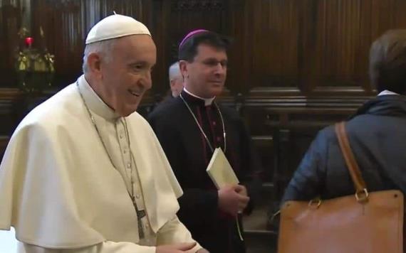 Papa Francisco quita la mano cuando fieles intentan besarle el anillo; causa polémica en redes
