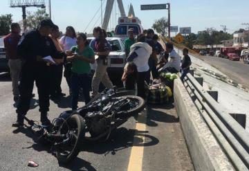 Motociclista se impacta contra un taxi en Grijalva I, dos niños resultaron lesionados