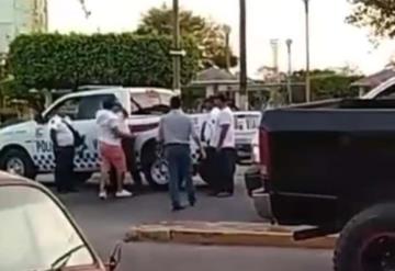 Vídeo: Sujeto agrede a golpes a policía por presunta infidelidad