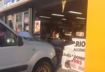 Chocaron, embistieron a un ´triciclero´ y fueron a dar hasta adentro de un Oxxo, pasó en Cárdenas