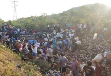 Vuelca tráiler con más de 40 toneladas de cerveza en la carretera federal Campeche-Mérida