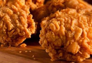 Niños se comen el pollo KFC de su mamá y ella los quema con una plancha