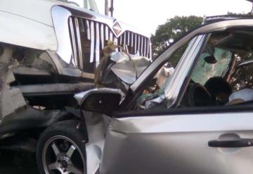 ¡Terrible Accidente! Mueren dos jóvenes al chocar de frente contra camión torton